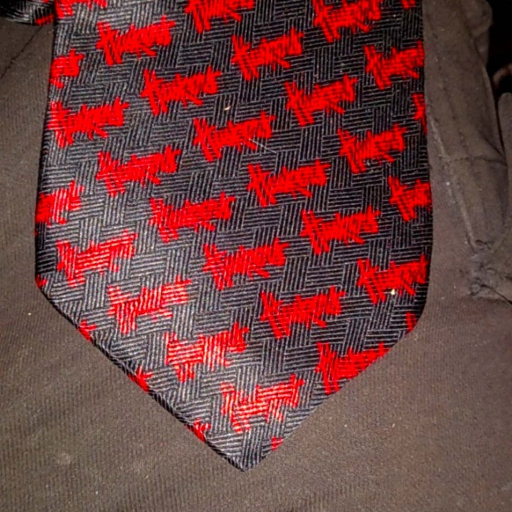 Meger left huskers tie